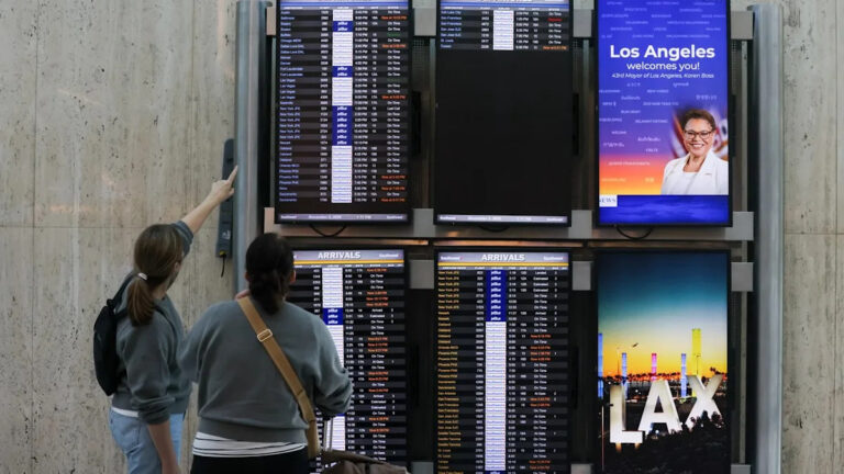 В среду отменили почти 1300 рейсов из-за задержек