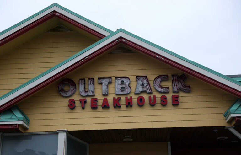 Задняя часть, владелец Карраббы закрывает рестораны.