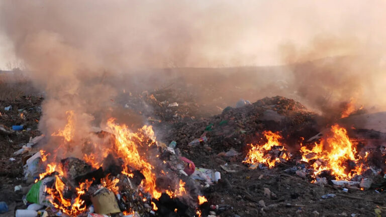 Чиновники выдают срочное предупреждение после реагирования на многочисленные пожары на свалках менее чем за месяц: «Они воспламеняются в мусоровозе»