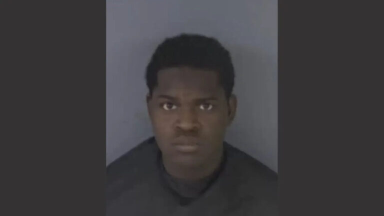 Моряк ВМС обвиняется в убийстве своей соседки по комнате, которая также служила в ВМС, говорят депутаты