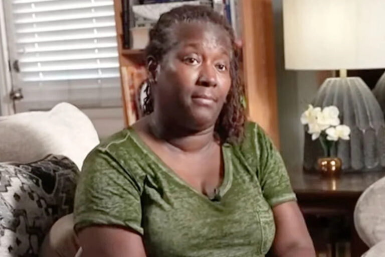 Бабушка утверждает, что больница потребовала от работающей матери заполнить документы, крича от боли: «Это была бумажная работа над жизнью»