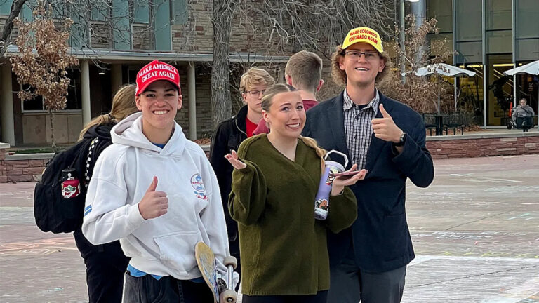 Студент колледжа в Колорадо утверждает, что его плюнули, преследовали за то, что он рисовал библейские стихи в кампусе