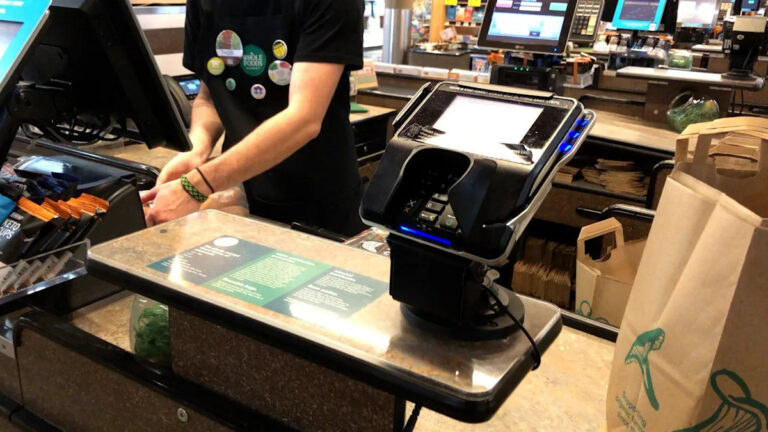 Большинство продуктовых магазинов NH закрываются рано в канун Рождества.