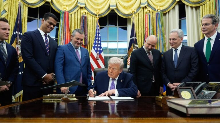 Распоряжение Трампа по ИИ подпитывает раскол Республиканской партии по поводу законов штатов