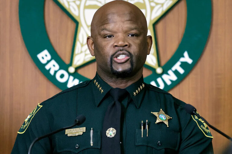 Шесть офицеров уволены за тройное убийство, вызванное домашним насилием, в Южной Флориде