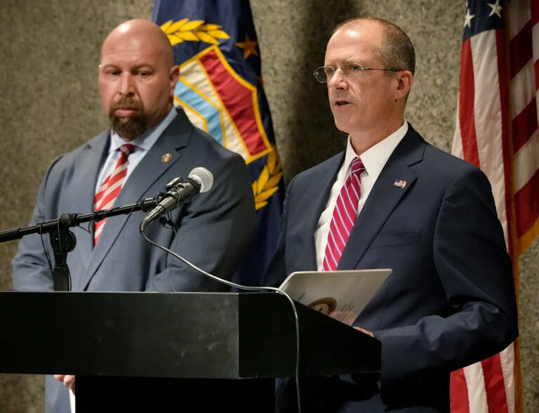 Федеральные агенты, полиция Акрона арестовала 35 человек в ходе операции по борьбе с незаконным оружием и наркотиками.