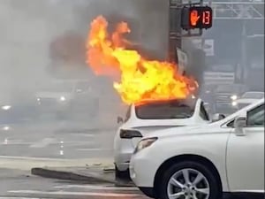 Tesla заперла пару Tacoma, когда автомобиль вспыхнул в смертельном пламени после внезапного ускорения