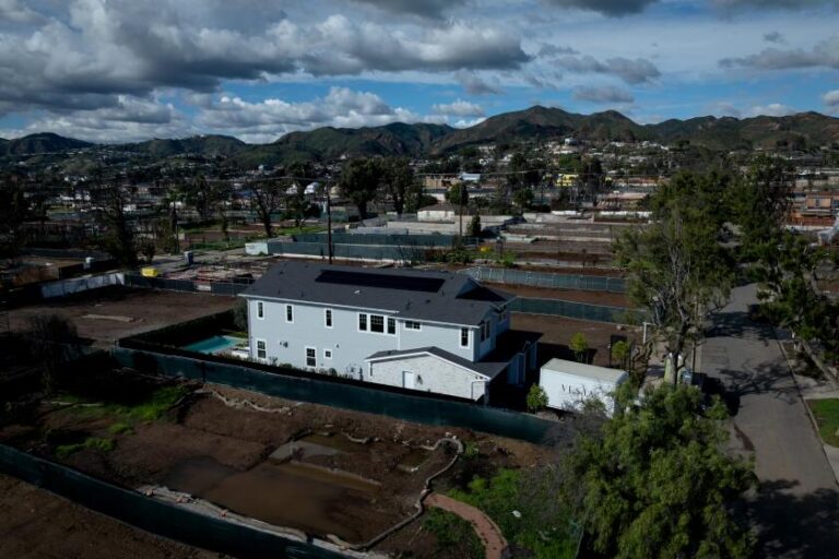 Первый дом был восстановлен после пожара в Палисаде