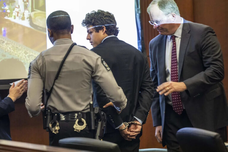 Лэнден Гласс приговорен к убийству девушки на Рождественском параде в Роли 2022