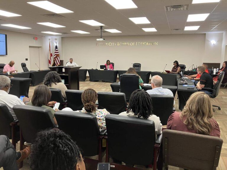 Городской совет по образованию Phenix передает полномочия суперинтенданта назначению