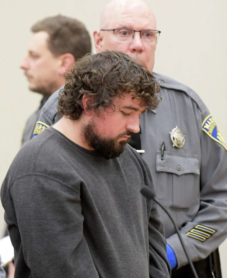 Сын с судимостью убил своего отца в доме Фармингтона на Бирч-стрит, говорят полицейские