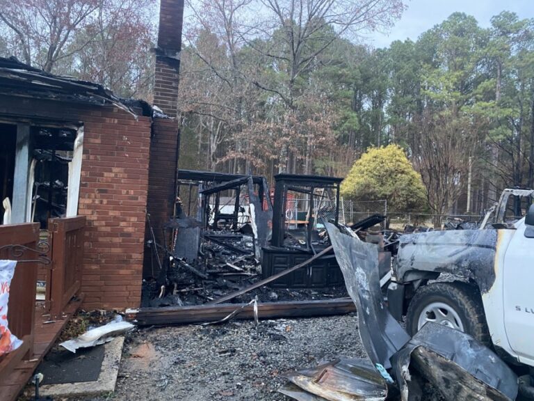 2 взрослых, 1 ребенок погибает после того, как дом загорелся в Лексингтоне, говорит пожарный маршал