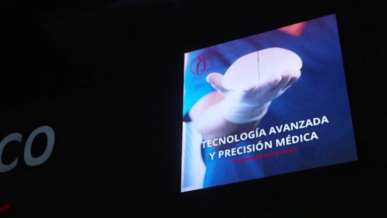 Мужчина, обвиняемый в выдаче себя за врача, обезображивающий женщину во время операций, разыскивается полицией