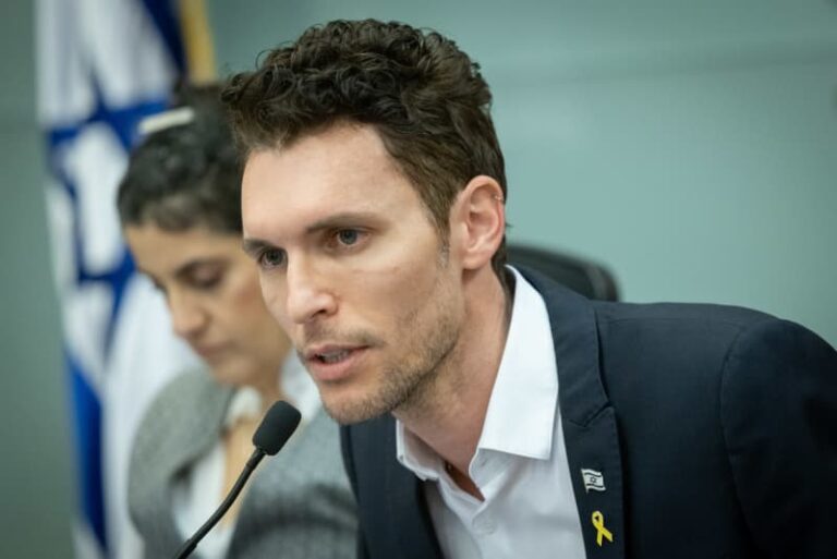 Независимый депутат Кнессета Идан Ролл уходит из Кнессета, политической жизни, Еш Атид Эзуз, чтобы заменить его