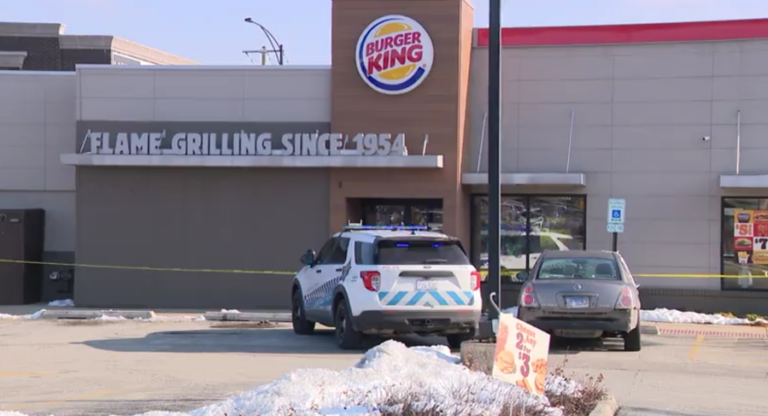 17-летний мужчина был обвинен в нанесении ножевого удара по Northwest Side Burger King