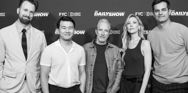 «The Daily Show» выйдет на этой неделе, но пресса все еще требует от Пита Хегсета