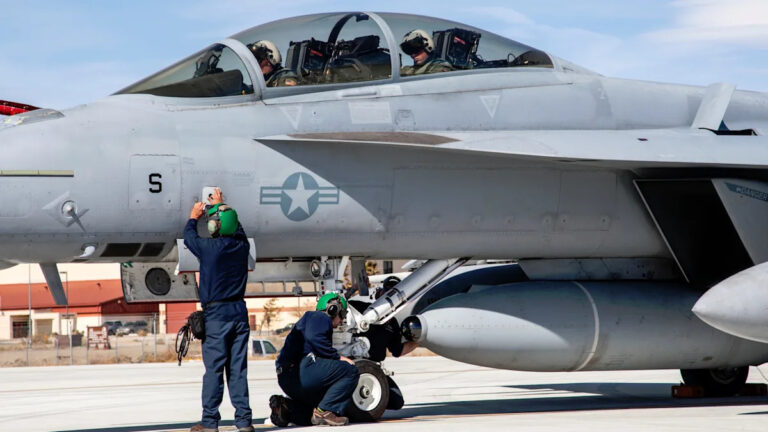 Инфракрасный подвес для супер-шершней ВМС США получил новый вотум доверия