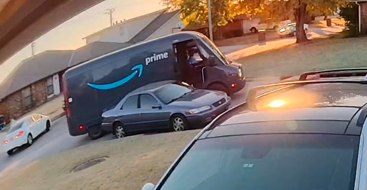 Пара из метро борется за выплату после того, как грузовик Amazon врезался в припаркованный автомобиль