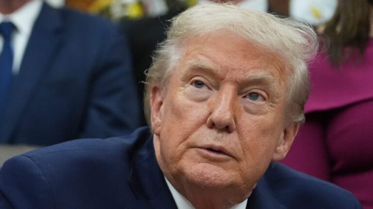 Меньше республиканцев MAGA «решительно» поддерживают Трампа