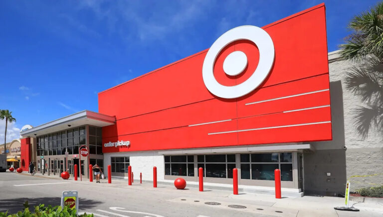 Видео с полными корзинами для покупок, выстроенными за пределами Target, вызывает возмущение в Интернете: «Вы не готовы услышать остальные магазины, которые делают это».