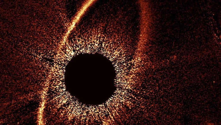 Хаббл НАСА увидел молодые планеты, сталкивающиеся вокруг соседней звезды