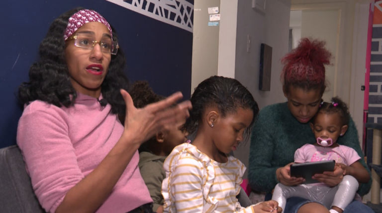 Мама из Вашингтона утверждает, что отопительные установки в квартире все еще не работают через несколько недель после того, как она выразила обеспокоенность