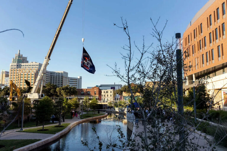 UT Сан-Антонио смотрит жилье, розничная торговля, больше академического пространства для кампуса в центре города
