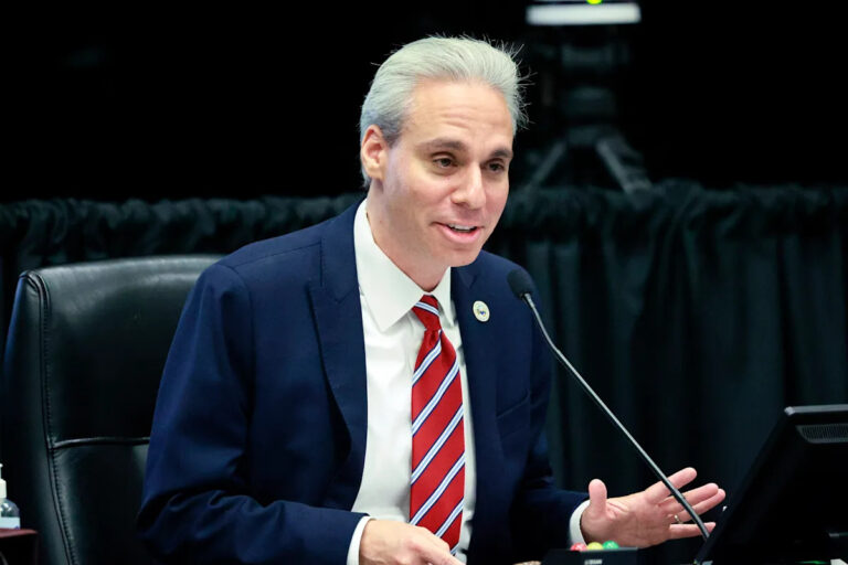 Мэр Бока-Ратон Скотт Сингер объявил о начале кампании в Конгрессе, направленной на свержение демократа Московица