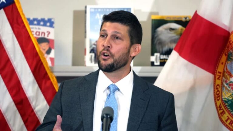 Роль Утмайера в библиотечном иске Трампа вызывает обеспокоенность по поводу прозрачности правительства