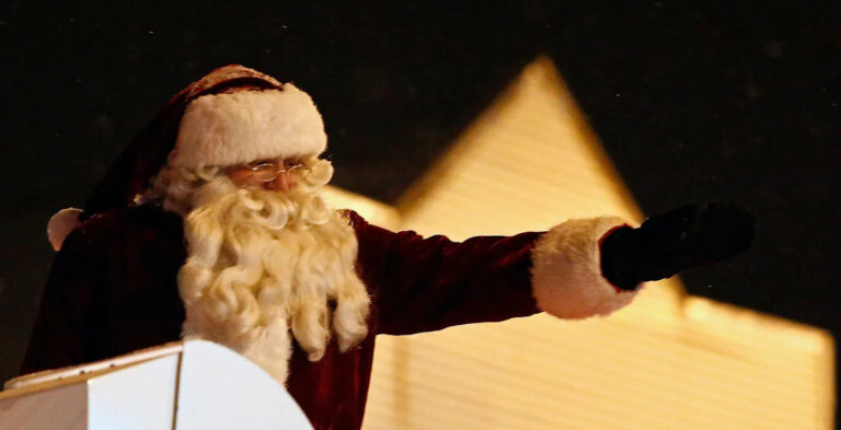 Рождественский парад в центре города Эпплтон — это только первый праздничный парад в этом районе.