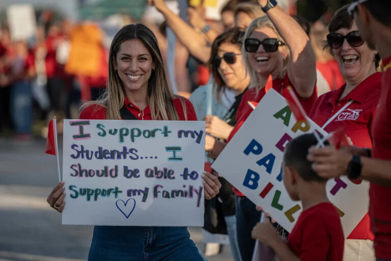 Учителя и школьный округ округа Палм-Бич увеличивают объемы работы в условиях патовой ситуации