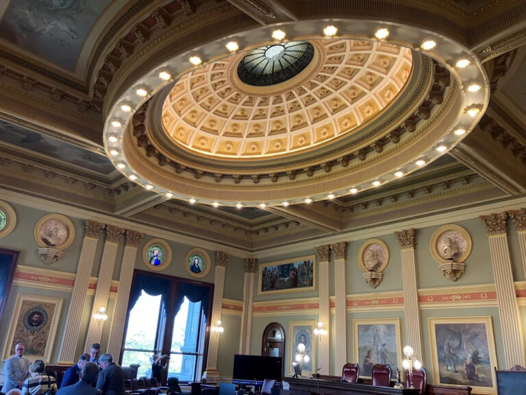 Хит женщина обвиняется в сексуальных отношениях с 15-летним мальчиком в ее заключении