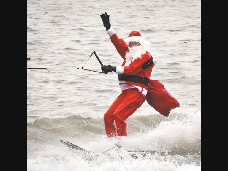Водный спорт Санта-Клаус продолжается до 40-го года на набережной Александрии