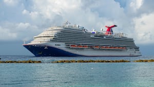 18-летний мужчина, найденный мертвым в круизе Carnival, был задохнулся, сообщает источник.