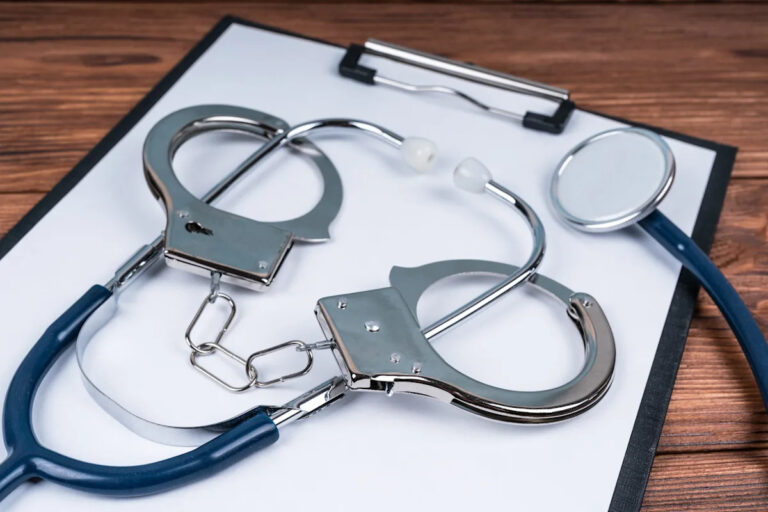 Врача округа Бакс обвинили в чрезмерном назначении тестостерона сотням пациентов