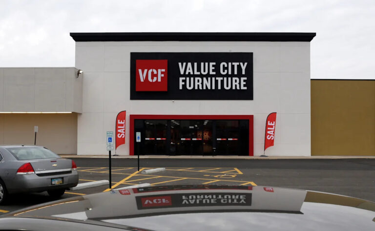 Столичный город закрывает магазины после банкротства.