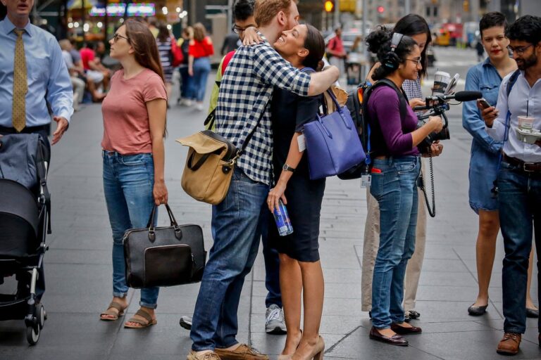 AOC столкнулась с нарушением этики после того, как сказала, что жених и есть, и не является ее «супругом» в правительственных документах