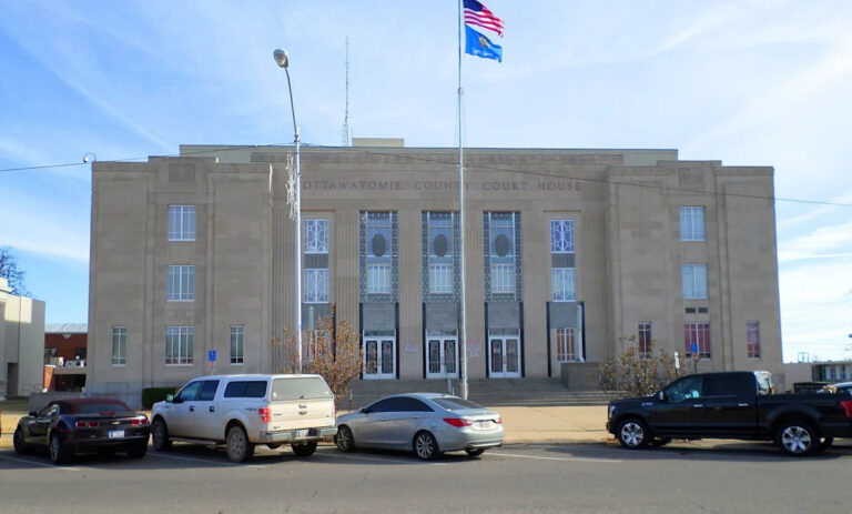 Женщина из Аризоны столкнулась с обвинениями в непредумышленном убийстве после полуудара, в результате которого погибли 2 студента OU