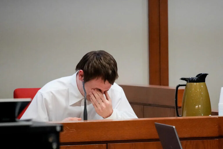 Дима Тауэр получил пожизненное заключение за то, что 140 раз ударил ножом своих родителей в округе Сарасота