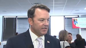 Совет по этике заявил, что Берт Джонс может одолжить себе 10 миллионов долларов на губернаторскую кампанию