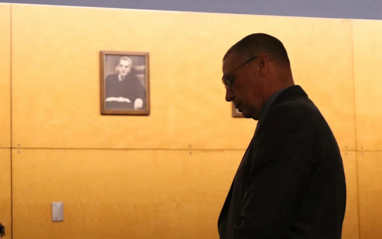 Глава полиции утверждает, что он помогает «убрать девочек с улицы», когда его ловят на проституции