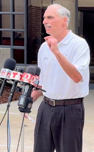 «Приходите, возьмите меня панком»: гневные, непристойные электронные письма шерифа Майка Читвуда шокируют избирателей