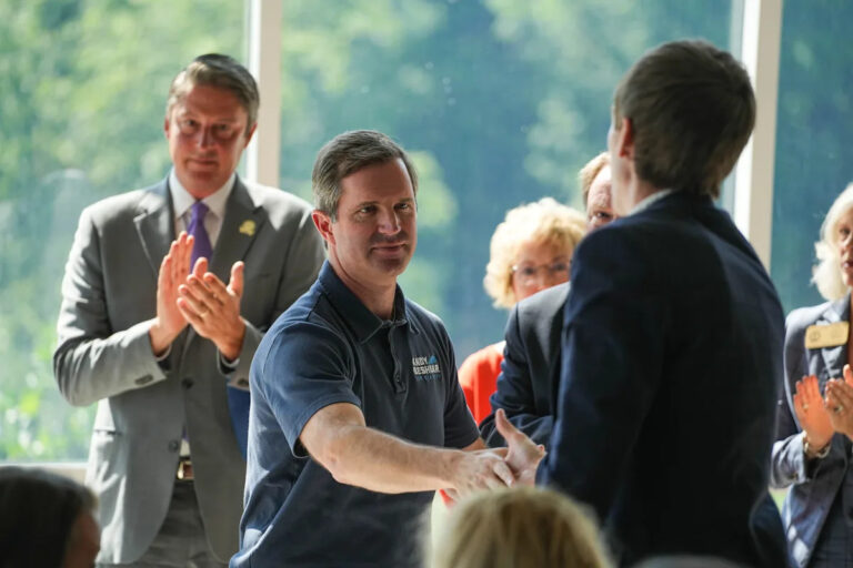 Энди Бешир из Кентукки доказал, что может победить в стране Трампа.