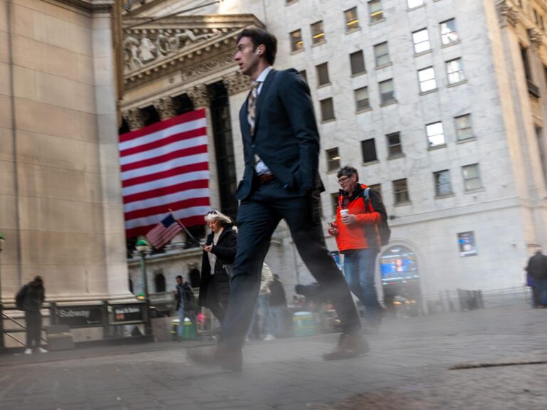 «24-часовые дни» и «непредсказуемая» работа: иск отодвигает занавес на жизнь младшего банкира