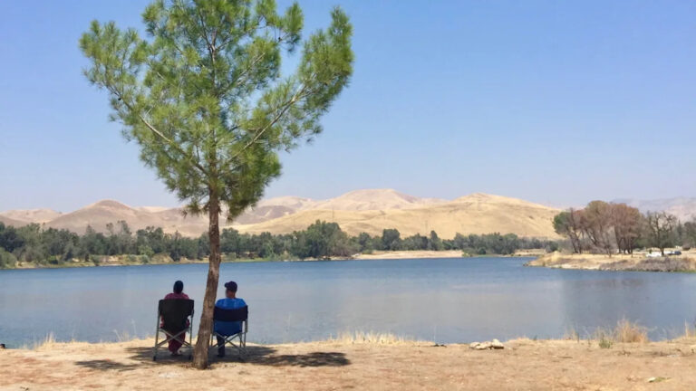 Между Национальным парком Секвойя и Фресно находится популярное, опасное для жизни озеро