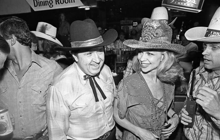 Оскар Уайатт-младший, нефтяной магнат и филантроп, умирает в 101 год после «красочной и всесторонней» жизни.