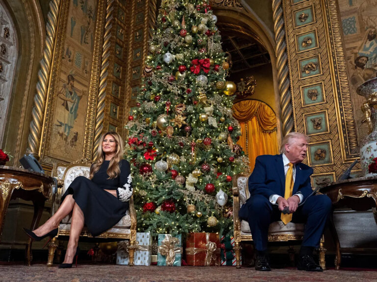 Дональд Трамп проводит Рождество в Мар-а-Лаго. Фотографии показывают его пышные праздничные торжества.