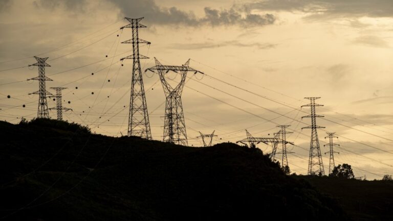 Эксперты бьют тревогу, когда цены на электроэнергию взлетают по всей территории США: «Сейчас больше разговоров, чем заполнения бака»