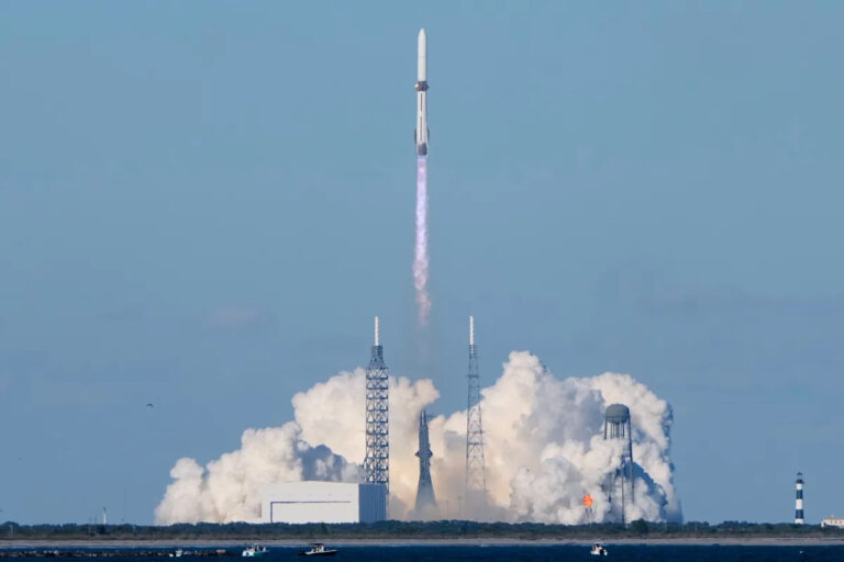 Blue Origin запустила огромную ракету, перевозящую космический корабль NASA на Марс