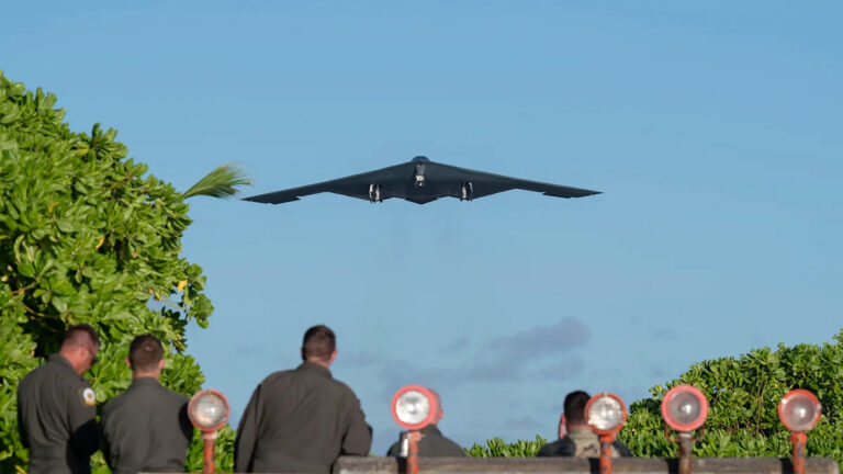 ВВС опубликовали фотографии эскадрильи бомбардировщиков B-2, летящих «для выполнения боевых задач»